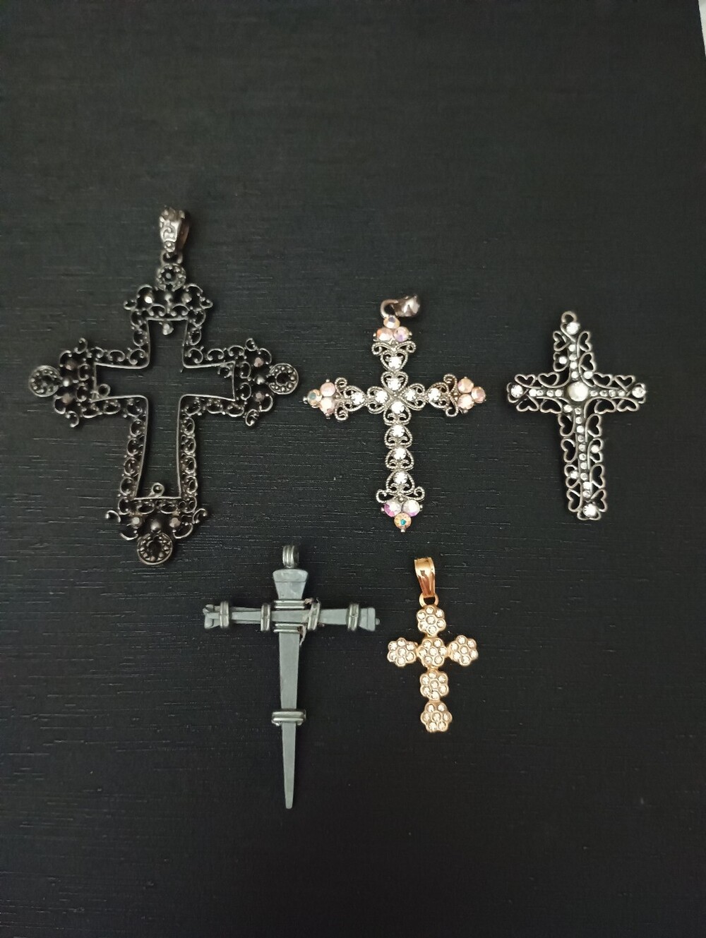 Vintage Black and Gold Cross Pendant Set